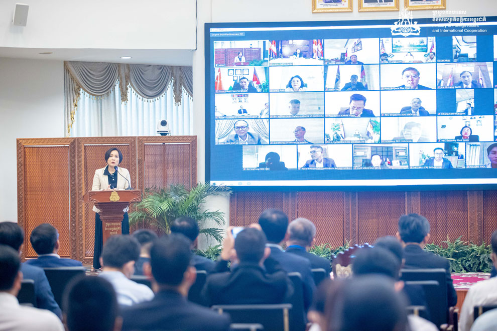 Diplomats attend digital-era economics lecture